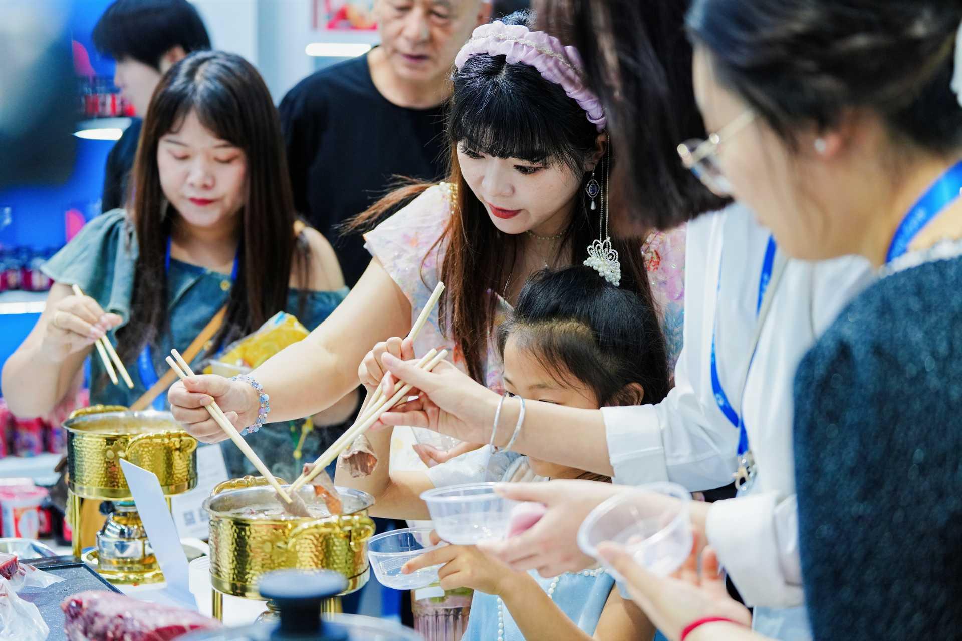 从展示到体验 宁夏优品西博会上“红装裹绿”打开味蕾